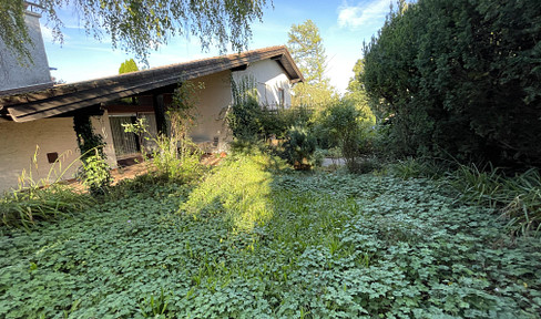 Detached house in Irsee, 127 square meters of living space, built in 1980, situated on a 795 square meter plot of land.