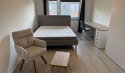 High-quality student room with new furnishings and a balcony, available immediately.