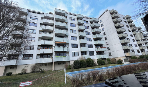 Rare opportunity in Karlsruhe-Durlach: 4-room apartment with right of residency.