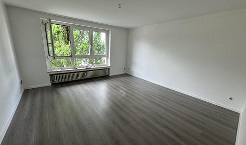 Spacious 2.5-room apartment located in the city center, with a parking space for a car.