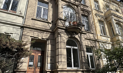Well-maintained office/living spaces in a historic building from the Gründerzeit era, centrally located near the main train station, for rent by a private owner.
