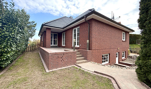 225 square meters of family happiness across two levels – a brand new fitted kitchen included FREE with purchase!