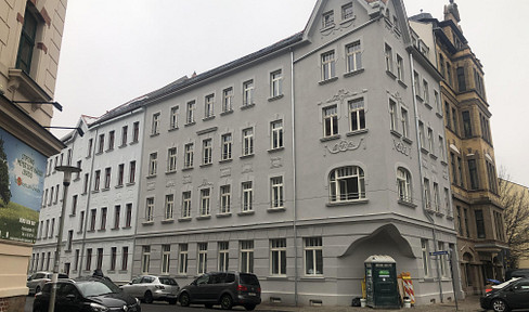 Newly renovated 2-room apartment with a luxury built-in kitchen and a bright bathroom.