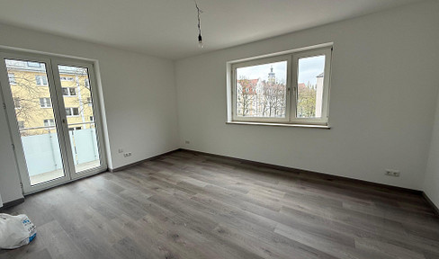 ALLES NEU! Sonnige 2,5 Zimmerwohnung mit herrlichem Balkon in zentraler Lage