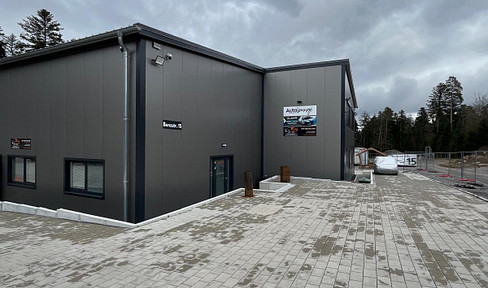 Versatile commercial hall + large courtyard area.