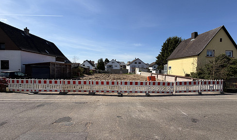 3 building plots – ideal for semi-detached houses and single-family homes.