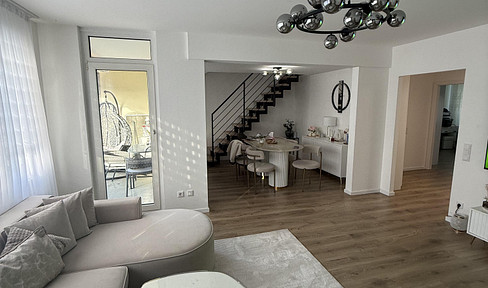 High-quality renovated 5-room maisonette apartment with 2 bathrooms and an open-plan living area, located in Düsseldorf-Holthausen.