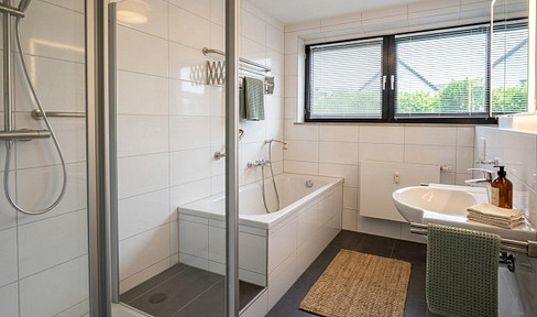 Bright, spacious 3-room apartment located in the pedestrian zone of Leverkusen Opladen.