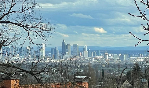 Spectacular view of the Frankfurt skyline, directly opposite Kronberg Castle. Penthouse apartment located right next to Victoria Park.