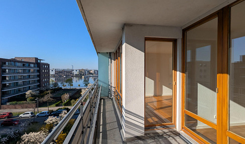 3-room apartment with 2 balconies on the 4th floor, located in the Rummelsburger Bucht area, and including a parking space in the underground garage.