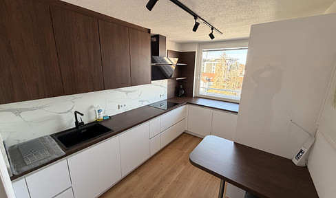 Spacious 2.5-room apartment with fitted kitchen, centrally located in Kempten.