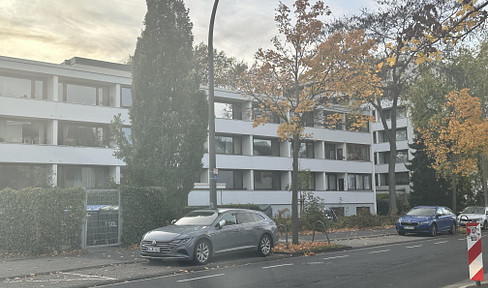 Commission-free, completely renovated 2-room apartment with balcony.