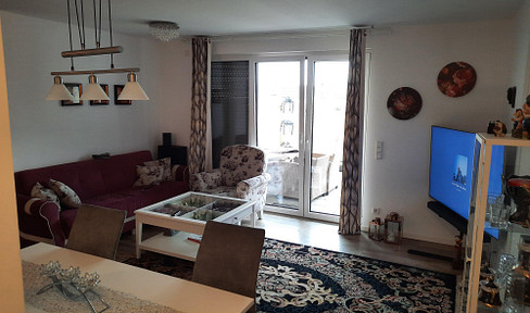 Apartment in GV-Stadt, 3 rooms/living room/kitchen/bathroom/balcony, 74.5 m² with a south-facing balcony, elevator, accessible, heat pump, and solar power.