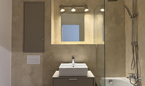 No fees, renovated, modern, and bright: a charming 2-room apartment with a view of greenery.