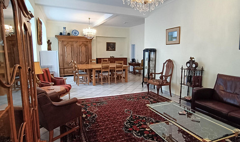 Exclusive historic fieldstone house with versatile usage options.