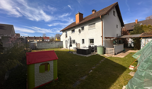 Freistehendes Zweifamilienhaus mit großem Garten in ruhiger Lage