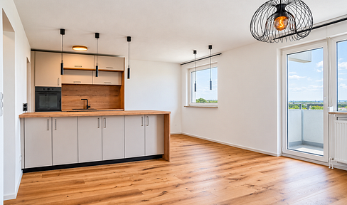 Sofort frei, frisch saniert & barrierefrei, mit moderner EBK, Hallenbad & Panoramablick über Nbg