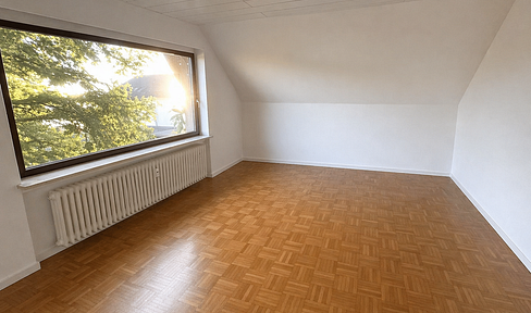 Spacious and bright 3-room apartment with a kitchen and 2 balconies.