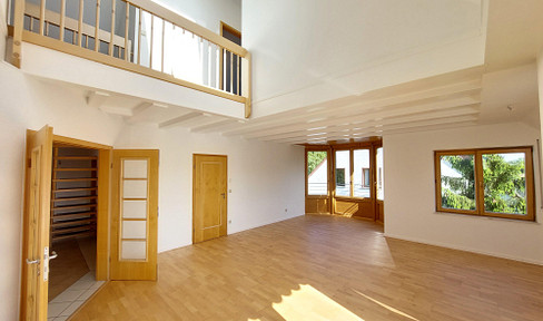 Spacious and very bright maisonette apartment in a central yet quiet location, with views over Wiesbaden.