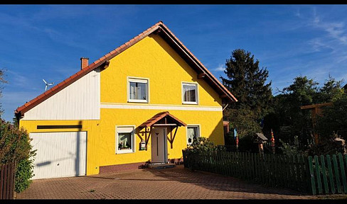 Large single-family house for sale – no real estate agent fees – located in Waltershausen.