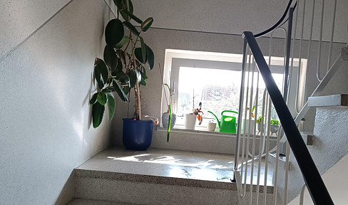 Reduced price: 2.5-room apartment with a view of the Deister mountain range, with an attic space above.