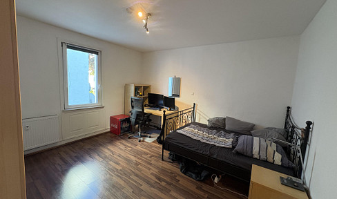 Beautifully renovated room, in excellent condition, with internet included - centrally located.