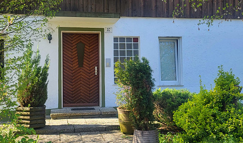 Sunny, quiet 3-room apartment in a green setting.