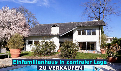 Villa in a prime location, with a pool and large garden.