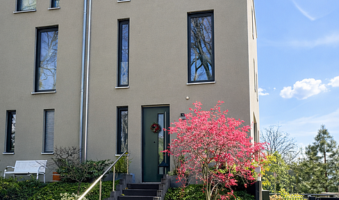 Exclusive townhouse in Babelsberg, featuring a garden, sauna, and designer kitchen.