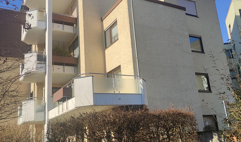 Spacious 3.5-room apartment for rent: Features 2 balconies, elevator access, and up to 2 garage spaces. Located near the S-Bahn (suburban train). Viewings: May 2nd/3rd.