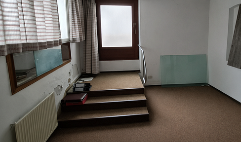 Spacious storage or utility room (approximately 32 square meters) – versatile and adaptable!