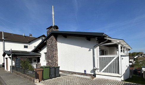 Modernisiertes Einfamilienhaus mit PV-Anlage, Doppelgarage & viel Platz