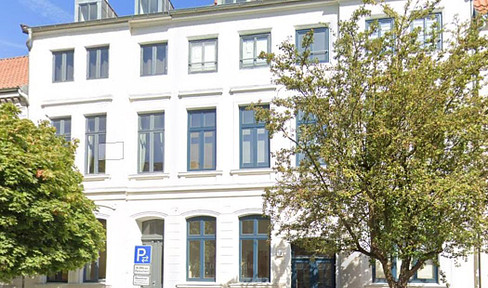 Newly renovated 2-room apartment in the old town of Wismar – centrally located on the market square.