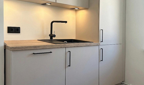 Between the city and the lake, a fully renovated property.