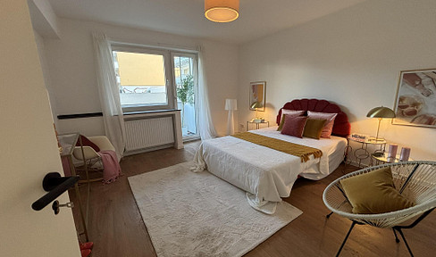 Freshly renovated 2-room apartment with a south-facing balcony – available without commission in the heart of Nippes.