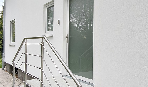 NEUBAU! Einzugsfertig! Effiziente Doppelhaushälfte am Bach! Ruhig, sonnig!