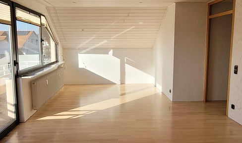 Charming and quiet 3.5-room attic apartment with a balcony, fitted kitchen, and parking space.