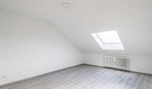 Well-maintained 2.5-room attic apartment with fitted kitchen and parking space – quiet location in GE-Resse.