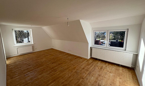 First occupancy after renovation: Spacious 5-room attic apartment with fitted kitchen and carport.