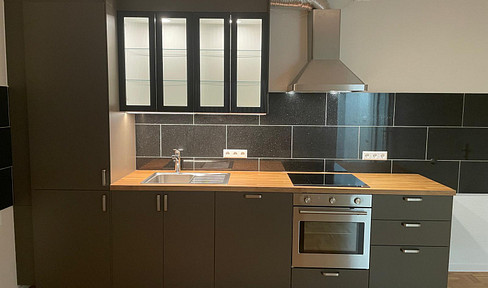 Apartment for 1-2 people, €980 per month, non-smoking, no pets, located in the center of Böblingen. First occupancy after complete renovation.