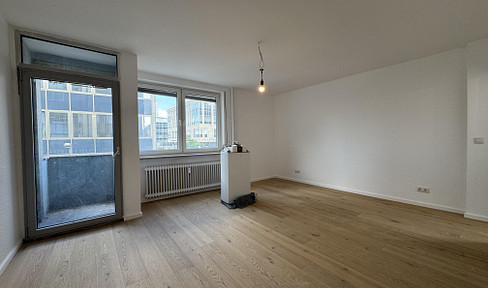 Renovated 1-bedroom apartment with a kitchen and balcony, located in the city center.