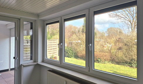 3-room apartment with terrace, located in HH-Niendorf, directly adjacent to the Rahweg park.