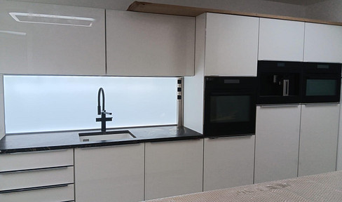 Energy-efficient luxury 3-room apartment with garden, hobby room, and designer kitchen.