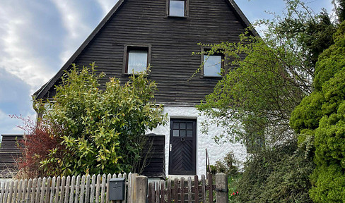 Charming house with a garden and great potential, located near a reservoir.