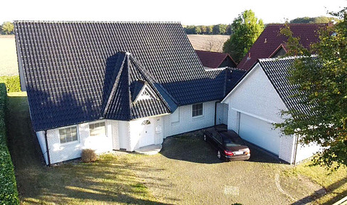 Architect-designed house in Kutenholz – individually planned, solidly built, and ready for occupancy on a 1,003 m² plot.