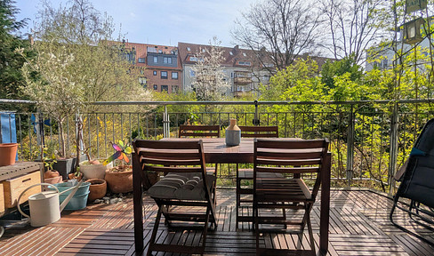 No commission: Beautiful apartment for sale with balconies, located near Neue Mitte Altona.