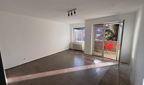 Quiet 2-room apartment with balcony and garden in Lichterfelde – requires renovation.