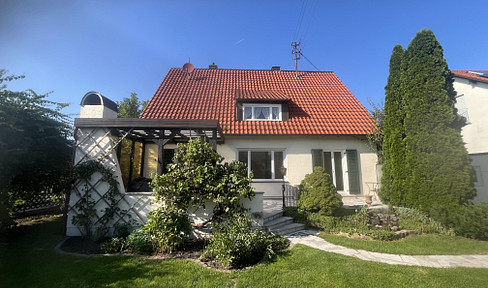 For sale by owner: Detached single-family house with a large garden.