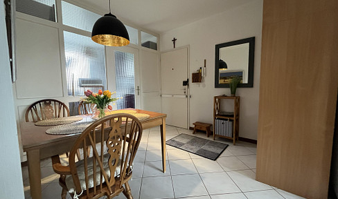 Well-maintained apartment in Hamburg-Jenfeld, with a parking space in an underground garage.