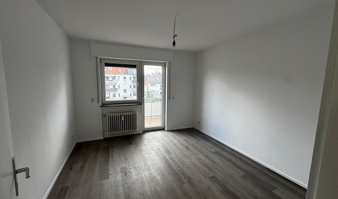 First occupancy: Apartment with 3.5 rooms at Woog, with balconies facing east and west, cellar storage, fitted kitchen, suitable for shared living.